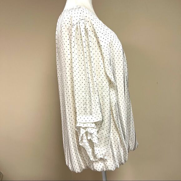 👠Sarah Michelle off white top with black polka dots. 2X - Picture 3 of 7